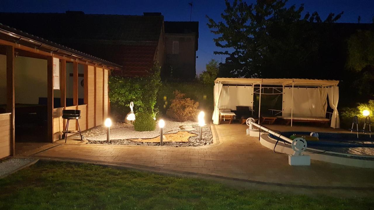 Aven'A Pokoje Goscinne Z Basenem Ujście-Darłowskie Exterior foto